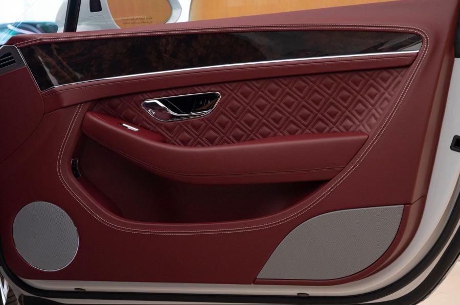 Детали интерьера Bentley Continental GT 2020 года  (UAE) (фото 5 из 10)